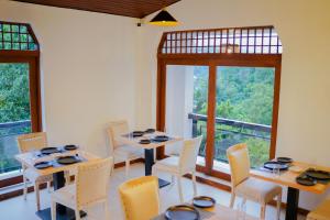 康提Chariot Square的用餐室设有桌椅和窗户。