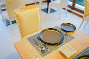 康提Chariot Square的一张桌子,上面有两个盘子,放在一个餐垫上