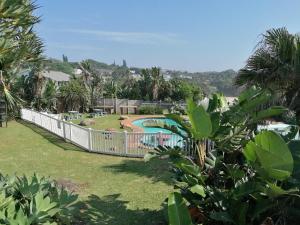 爱德华港Glenmore Sands Beach Resort的享有带游泳池的花园美景