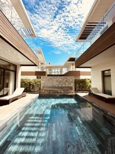 金兰市Phoenix Pool Villa Cam Ranh的房屋中间的游泳池