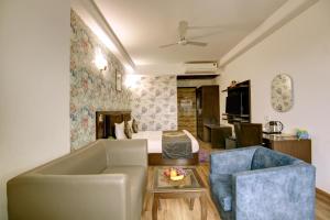 新德里Hotel Venus Plaza的客厅配有沙发和1张床