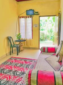 马迪凯里Eshwari Cottage的客厅配有沙发和桌子