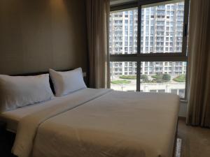 孟买Maxxvalue Apartment Hiranandani Powai的一张位于带大窗户的房间内的床铺