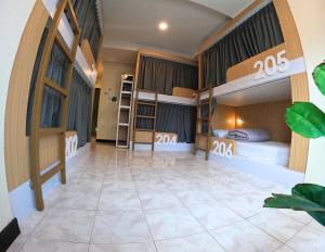 卡伦海滩KPOP Hostel的宿舍间内带两张双层床的客房