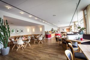 特里尔杜特斯赫尔酒店的一间带桌椅的用餐室和一间餐厅