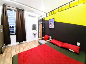 岘港Homestay Xì Trum的卧室设有黄色和黑色的墙壁