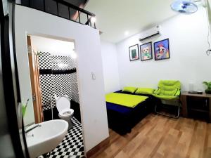 岘港Homestay Xì Trum的小房间设有一张床和一间浴室