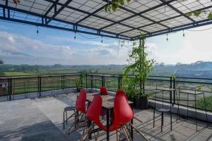 KembaranRedDoorz near Universitas Muhammadiyah Purwokerto 2的享有美景的庭院配有桌椅。