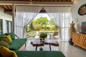 塞米亚克CASTELU 3BR peacefully villa near Mertanadi的客厅配有绿色沙发和桌子