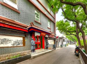 北京Happy Dragon Alley Hotel-In the city center with big window&free coffe laundry Fluent English speaking,Tourist attractions ticket service&food recommendation,Near Tian Anmen Forbiddencity,Near Lama temple,Easy to walk to NanluoAlley&Shichahai的前面有雕像的建筑