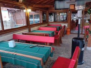 SlivekКъща за гости "Там край реката "的餐厅里一排桌椅