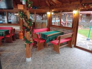 SlivekКъща за гости "Там край реката "的餐厅拥有桌椅和圣诞装饰