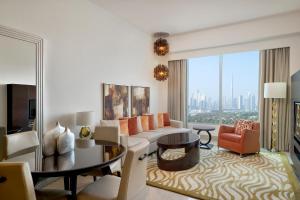迪拜Marriott Executive Apartments Al Jaddaf, Dubai的客厅配有沙发和桌子