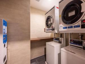 冲绳岛市Music Hotel Koza by Coldio Premium的洗衣房的两张照片,配有洗衣机和烘干机