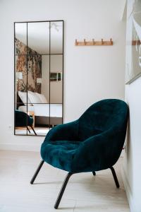 扎顿Adriana Zaton的镜子间里的绿色天鹅绒椅子