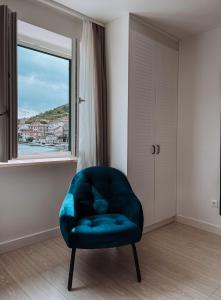 扎顿Adriana Zaton的窗户客房内的蓝色椅子