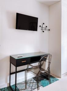 扎顿Adriana Zaton的一张黑色桌子,墙上有电视