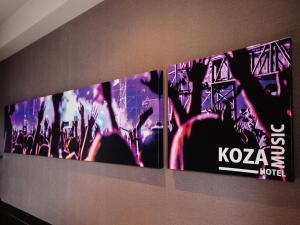 冲绳岛市Music Hotel Koza by Coldio Premium的音乐会墙上的一组海报