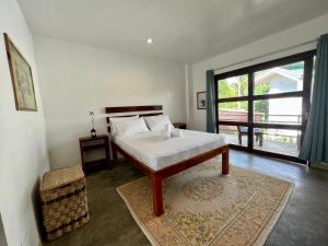 卢纳将军城Fat Lips Surf Lodge的一间卧室设有一张床和一个大窗户