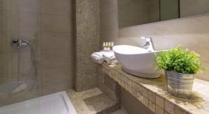 萨索斯嘉利尼酒店的浴室配有水槽、淋浴和浴缸。