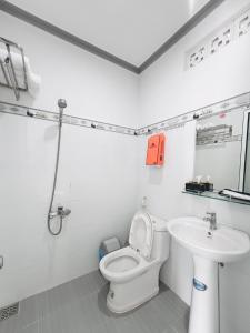 美奈Lavender Muine Hotel的白色的浴室设有卫生间和水槽。