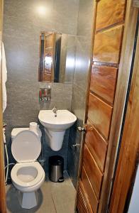 圣维森特Marina 4Rooms的一间带卫生间和水槽的浴室