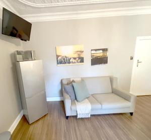 比勒陀利亚Buffels Place的客厅配有白色沙发和冰箱。