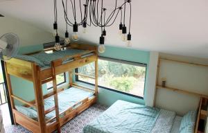 巴位Ba Vì Madela的客房设有两张双层床和一扇窗户。