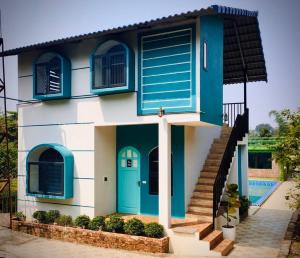 巴位Ba Vì Madela的蓝色门的房子模型
