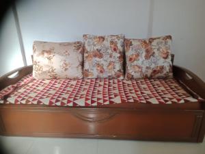 纳西克2BHK AC Row House Bunglow in good locality的一张带两个枕头的木床