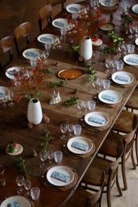Les Basses MasuresCASAMAAS的一张长木桌子,上面有盘子和玻璃杯