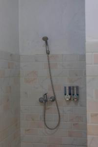 珀尼达岛Bhavana Cottage的浴室内配有淋浴和头顶淋浴