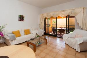 科拉雷侯Vivienda Vacacional Orquidea的客厅配有白色家具,享有海景。