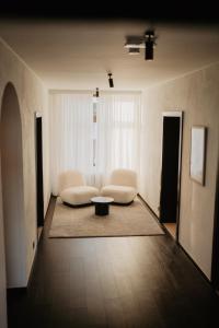 博尔赫隆Huize Schaberg的客厅配有两把椅子和一张茶几
