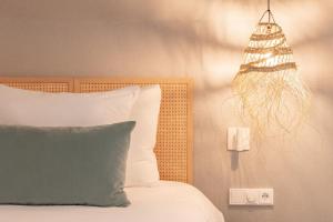 瓦瑟纳尔凡德瓦克酒店的一间卧室配有一张带枕头和灯的床