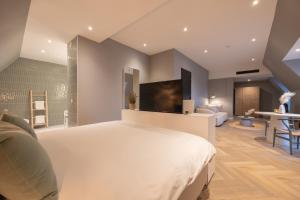 瓦瑟纳尔凡德瓦克酒店的一间带大床的卧室和一间客厅