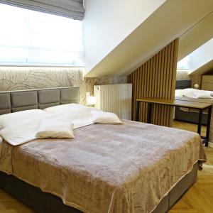 耶莱尼亚古拉Apartamenty u ROXI的卧室配有带白色枕头的大床
