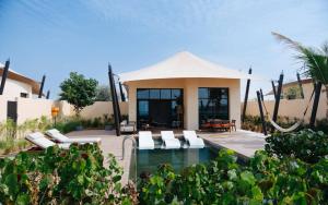 阿布扎比Bab Al Nojoum Hudayriyat Villas的一座带游泳池和房子的别墅
