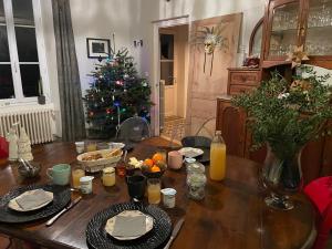 圣迈克桑莱科勒Chez Guilem的客厅里一张带圣诞树的桌子