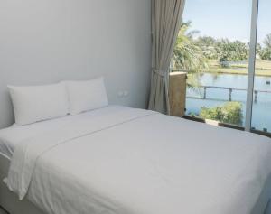 Ban Khlong SonChillax Luxury Pool Villa - Koh Chang的卧室设有白色的床和大窗户