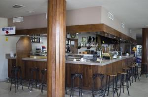 Granja de RocamoraHotel Costa Blanca的酒吧餐厅里的酒吧,酒吧的凳子