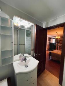 Aldeia Viçosa金塔多米奥旅馆的一间带水槽和镜子的浴室