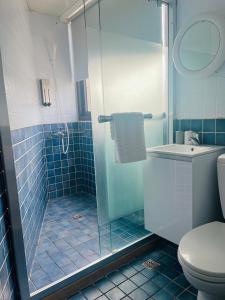 花莲市樓梯旅宿-東大門夜市旁-可包棟的带淋浴、卫生间和盥洗盆的浴室