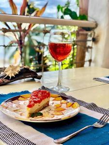 圣维森特Marina 4Rooms的桌上的一小盘食物和一杯葡萄酒