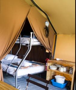 Saint-Benoît-sur-LoireCAMPING ONLYCAMP LE PORT的帐篷内带两张双层床的客房