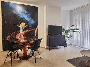 布达佩斯B130 "Cosmic Harbor" Apartment的一间房间,桌子上画着宇宙中的一个女孩