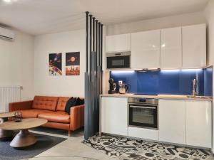 布达佩斯B130 "Cosmic Harbor" Apartment的一间配有沙发和桌子的厨房
