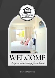 奥克兰Black Coffee House的一张海报,一张卧室的一张床铺