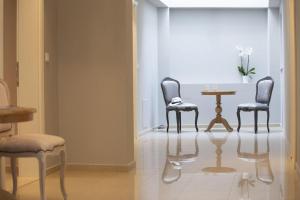 奈德里VK Luxury Suites - Private Parking - Adults Only的房间里的两张椅子和一张桌子