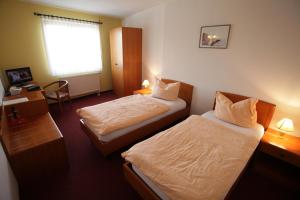 Eilenburg艾斯咖啡馆-比萨店里亚托酒店的酒店客房设有两张床和窗户。